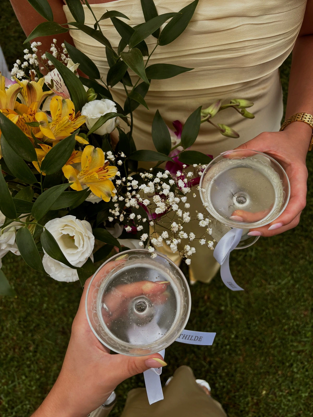 Invitados disfrutando del cóctel de una boda