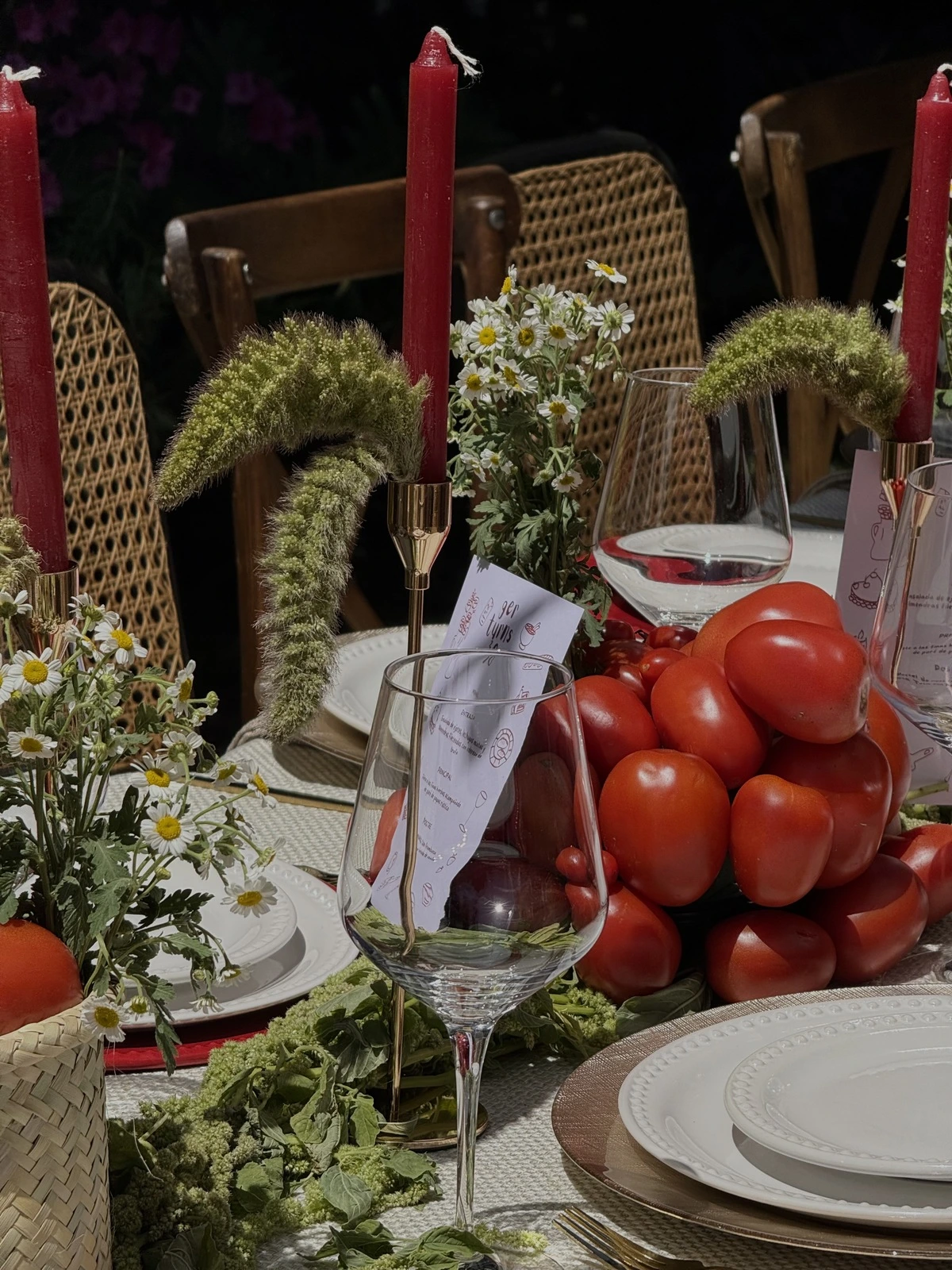 Invitados brindando en el banquete de una boda