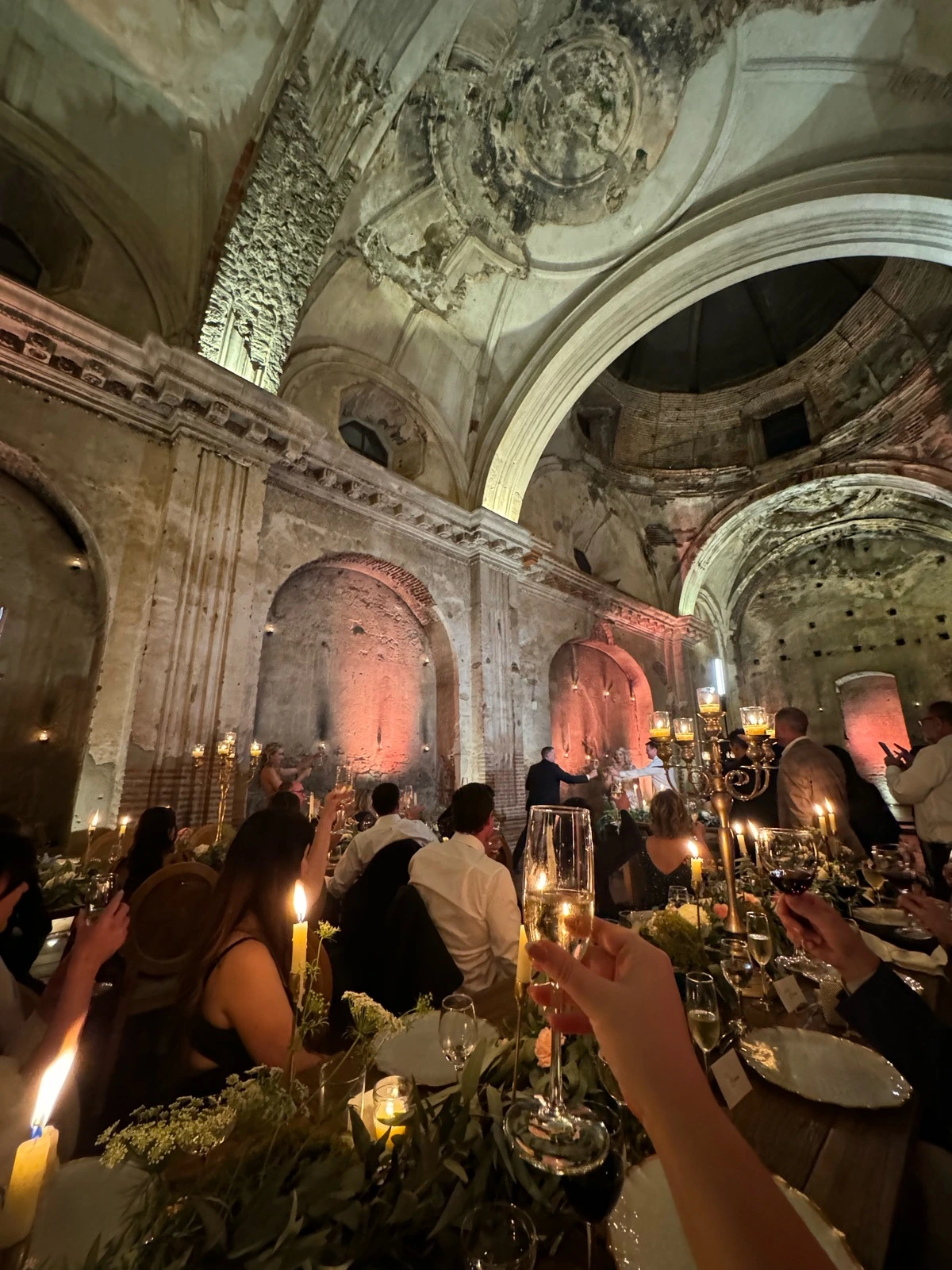 Invitados bailando en la fiesta de una boda